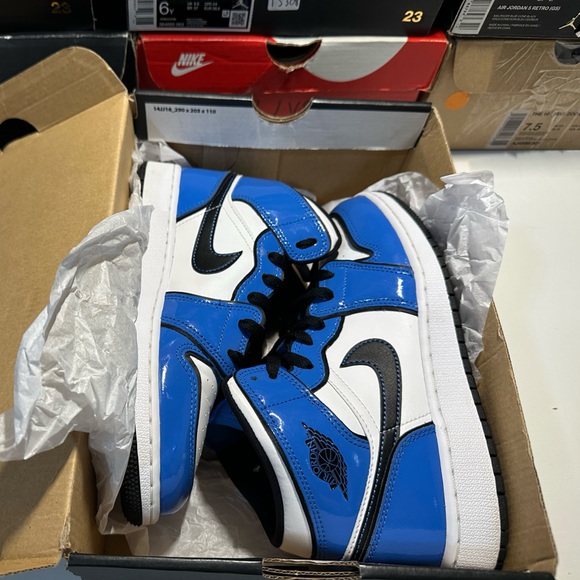 Jordan 1 Mid Signal Blue (GS) - Picture 1 of 8